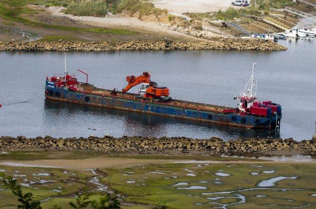 Costas sancionará al propietario de la draga fondeada en la ría de Suances