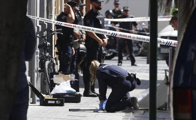 Mata a puñaladas a un policía en Valencia cuando iba a detenerlo por el crimen de la maleta