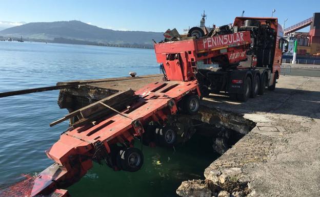 Rescatado el camión hundido este miércoles al desplomarse el muelle de Maliaño