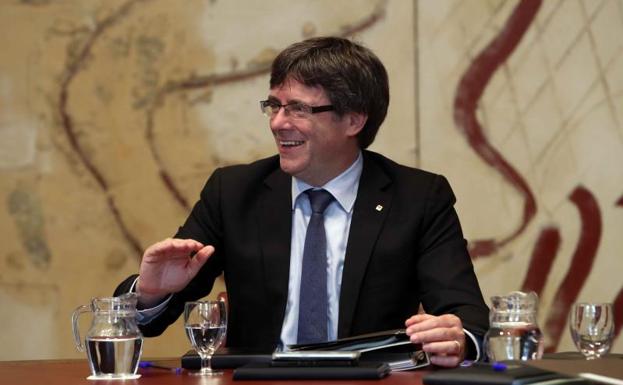 Puigdemont ironiza con la posibilidad de que el Gobierno corte la luz: «Nos regalarán una jornada romántica»