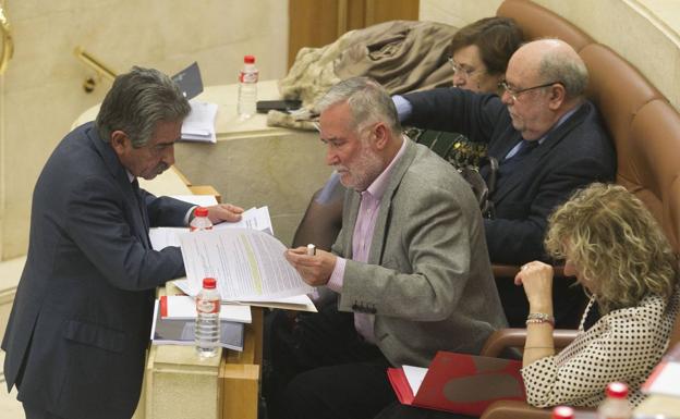 Revilla mete prisa al PSOE para que dé una solución al «problema» que ha creado con los ceses