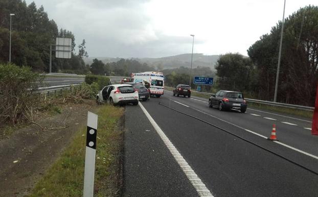 La lluvia provoca una colisión múltiple en la A-8 a la altura de Valdáliga