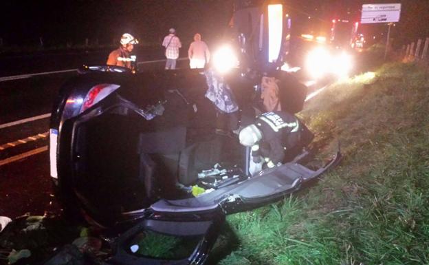 Una mujer herida tras salirse de la carretera entre Argoños y Escalante