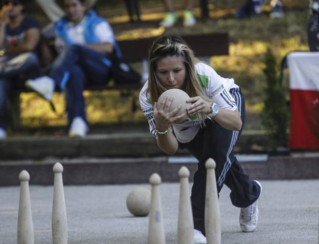 Bolística se escribe en femenino