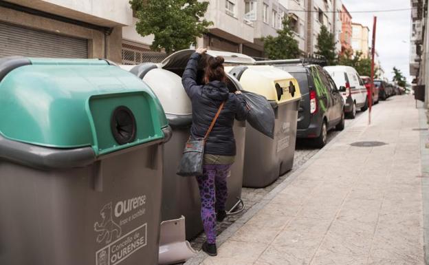 Hallan con vida a un recién nacido en un contenedor en Orense