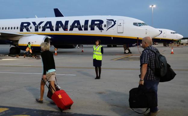 Ryanair ofrece 12.000 euros a sus pilotos para trabajar en días libres