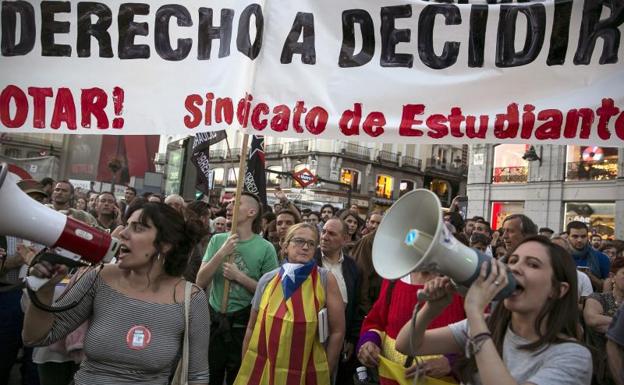 Gritos cruzados de 'Arriba España' y 'Fuera fascistas' en Sol