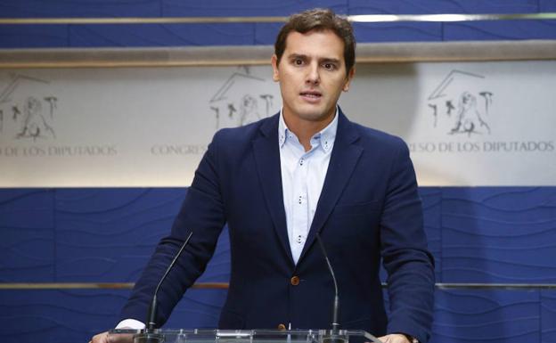 Llenan de pintadas y carteles el comercio de los padres de Albert Rivera en Granollers