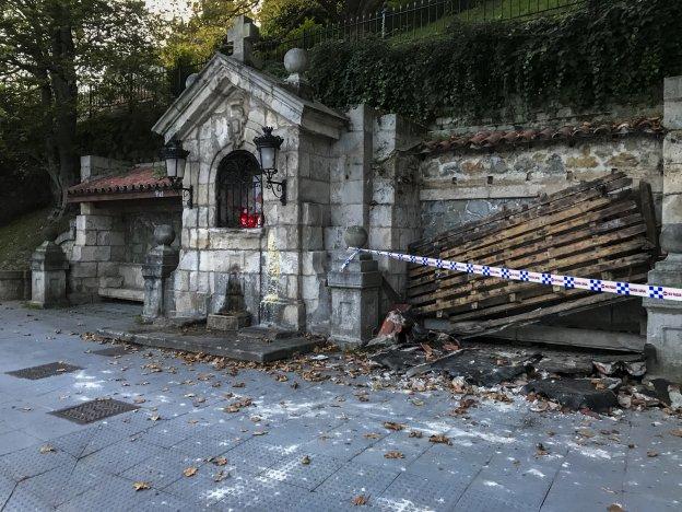 Se hunde parte del tejado del humilladero en Reina Victoria