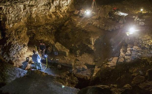 Las nuevas excavaciones confirman a El Pendo como asentamiento continuo de neandertales