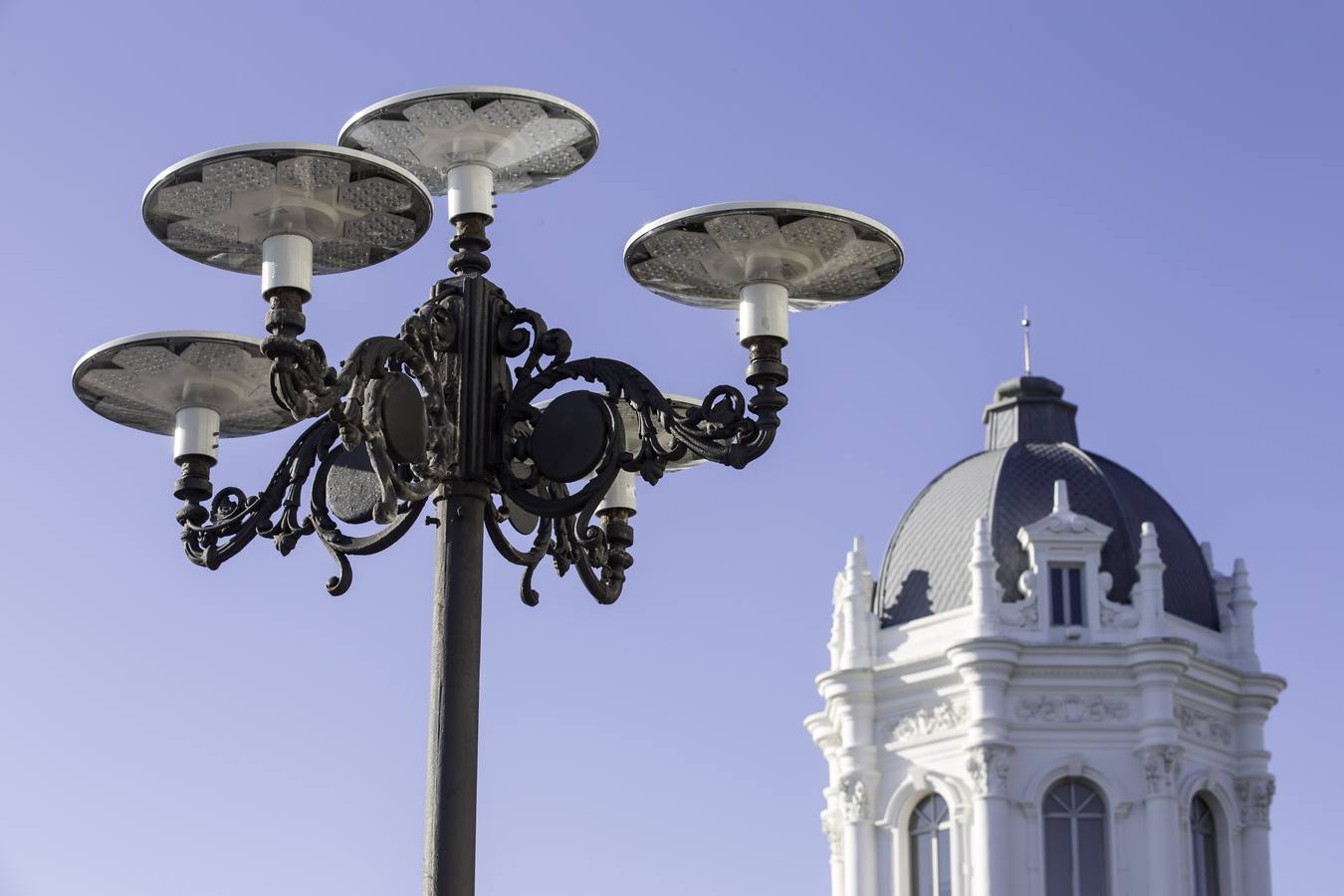 El led cambia el aspecto de las farolas en Santander