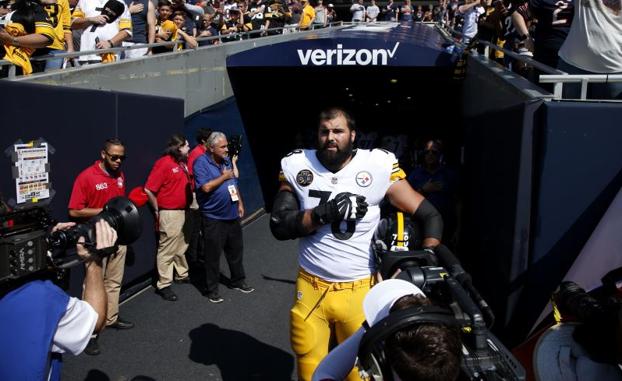 Villanueva se disculpa por quedarse solo escuchando el himno