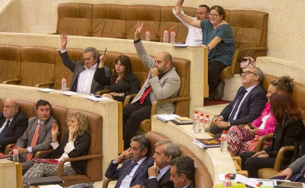 El Parlamento de Cantabria, dividido ante el desafío catalán