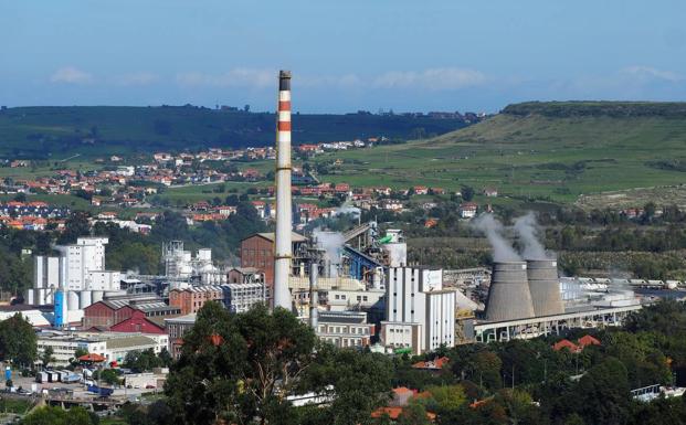 Torrelavega considera un «mazazo» los efectos del cierre de la planta de cloro de Solvay