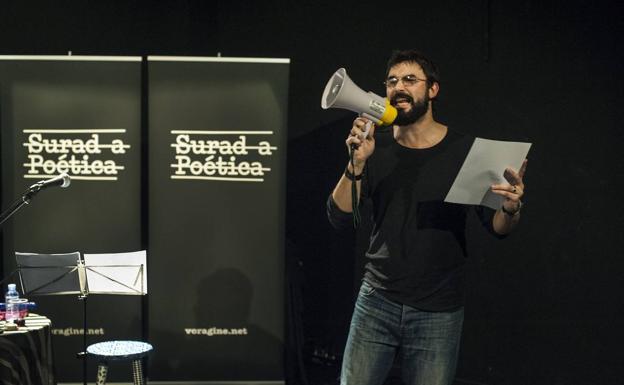 La poesía crítica de La Surada llega a los barrios