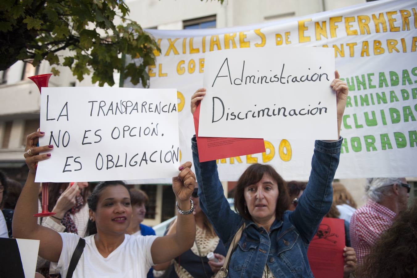 Protesta de las auxiliares de enfermería ante la sede del Gobierno regional