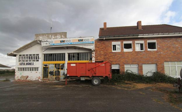 Enmedio se planta ante los edificios en ruina