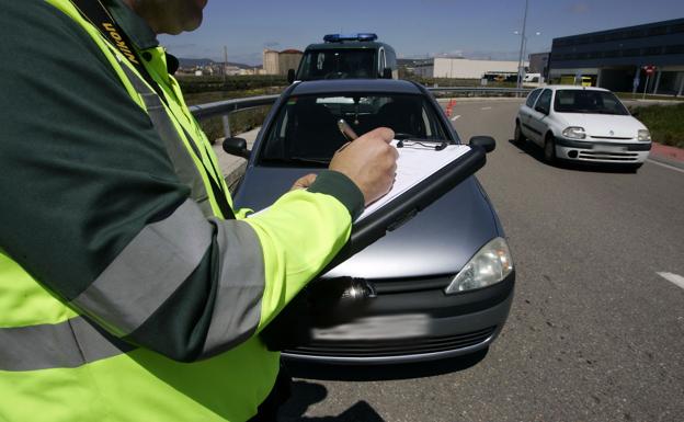 Se hace pasar por su gemelo al ser sorprendido bebido y sin carné de conducir