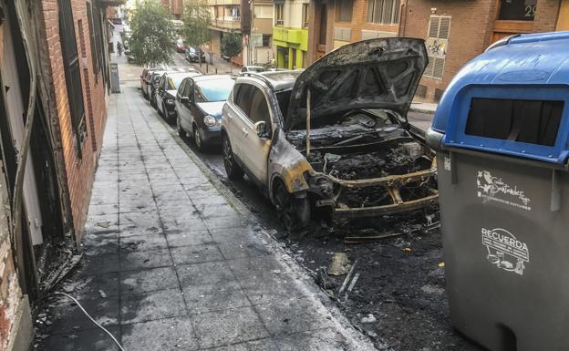 Coches y contenedores quemados en una oleada nocturna de actos vandálicos en Santander