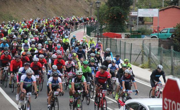 La multitudinaria Lebaniega Jubilar Bike reúne a 700 ciclistas