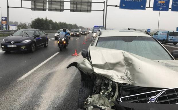 Tres accidentes simultáneos en la S-10 han complicado el acceso a Santander en hora punta