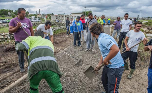 Los recolectores de la caloca reparan los daños que causaron en los caminos