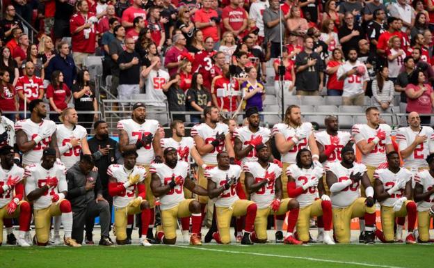 Los jugadores de la NFL ignoran a Trump y se arrodillan durante el himno