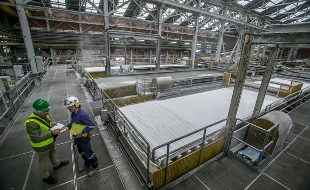 Al Comité de Solvay «ni se le pasan por la cabeza» salidas traumáticas por el cierre de la planta de cloro