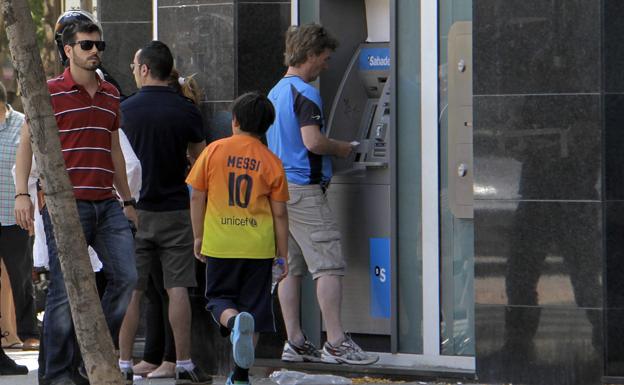 Los clientes de la banca catalana, inquietos por el futuro de sus ahorros