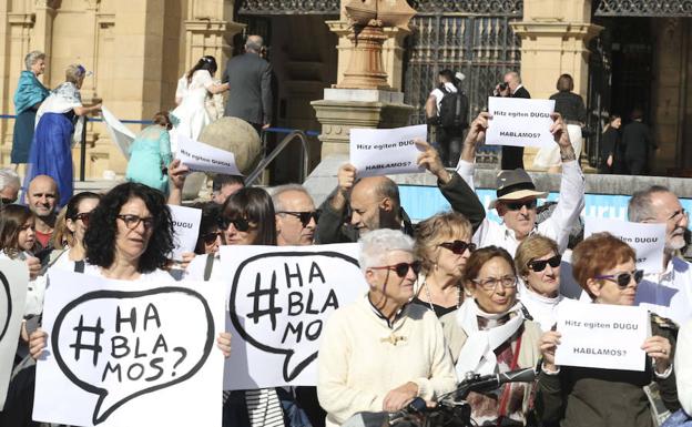 Decenas de personas piden en Donostia «diálogo» para solucionar la situación en Cataluña