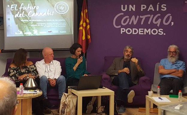 Van den Eynde, en la sede de Podemos para defender la marihuana terapeútica