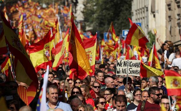 Cientos de miles de personas rechazan en Barcelona el desafío independentista