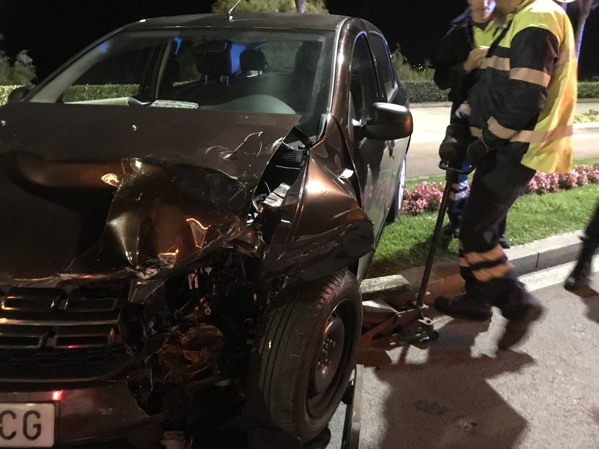 Accidente entre un taxi y un turismo en Reina Victoria