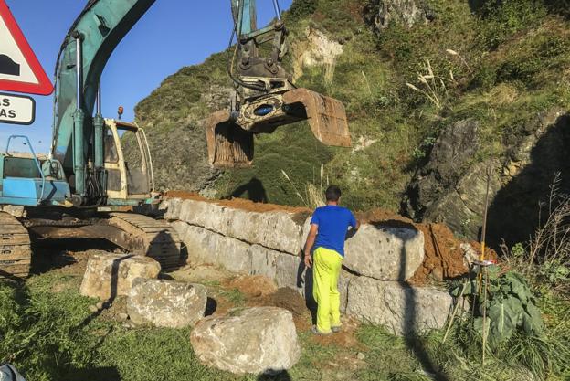 Obras Públicas devuelve a Laredo las piedras de su viejo puerto