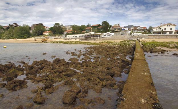 Cantabria se gana dos 'banderas negras' por la Ría de San Martín y los diques de La Magdalena