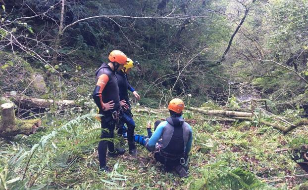 Complicado rescate de una mujer herida en un bosque de Bárcena de Pie de Concha