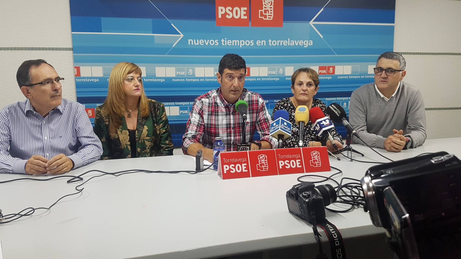 Bustillo suma a varios ediles del PSOE para liderar el partido en Torrelavega