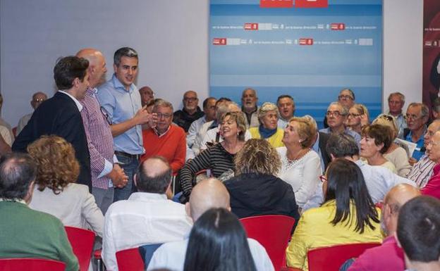 Militantes 'sanchistas' piden a Zuloaga «mano dura» contra el sector de Tezanos