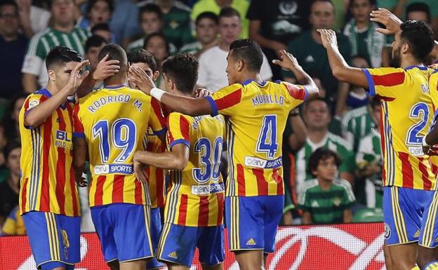 El Valencia, segundo en la Liga tras un final de partido loco