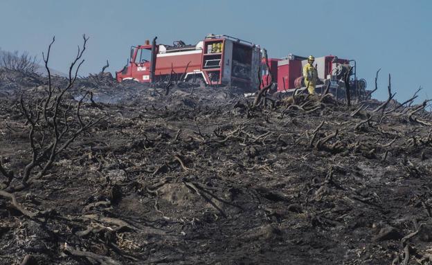 Controlados todos los incendios forestales en Cantabria pero con el operativo en alerta