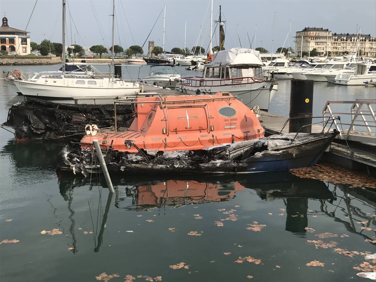 Barcos quemados en Marina del Cantábrico