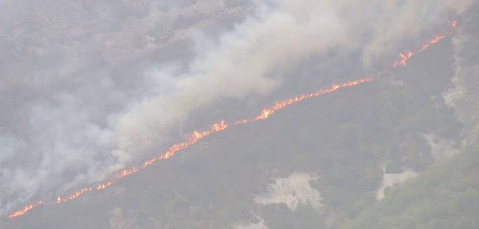 Desalojos en Asturias por el incendio que acecha Muniellos