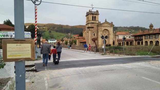 Adif cerrará al tráfico los pasos a nivel de Los Corrales para mejorar el pavimento