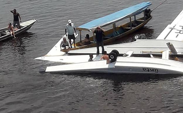 Un muerto y cuatro heridos al caer un avión de Greenpeace en un río de la Amazonía