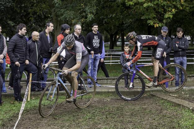 Alejandro Iglesias se impone en una pelea en el barro