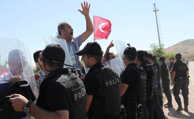 Cadena perpetua para 13 personas por el fallido golpe de Estado en Turquía