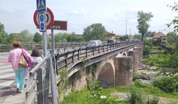 Gobierno y Ayuntamiento pagarán la ampliación del puente sobre el Besaya