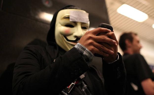 Anonymous tumba la web de la Casa Real