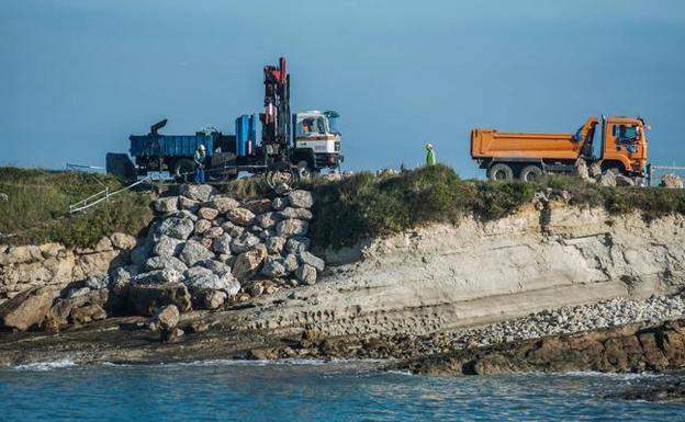 Costas construye un rompeolas para proteger La Maruca de los temporales