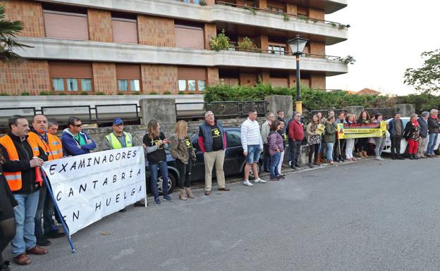 Los representantes de las autoescuelas cántabras dicen que todo son «excusas»